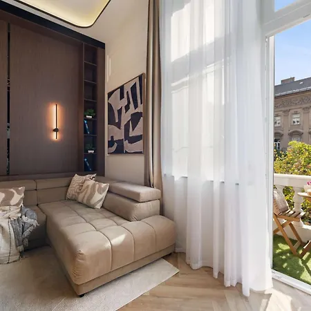 Art-filled Designer Flat Near Opera & Andrassy Ave Apartmán