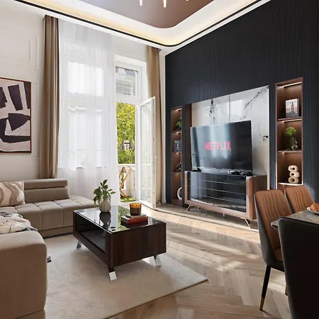 Art-filled Designer Flat Near Opera & Andrassy Ave Apartmán *