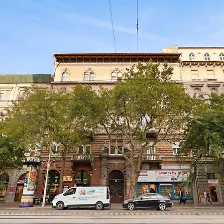 Art-filled Designer Flat Near Opera & Andrassy Ave * Budapešť