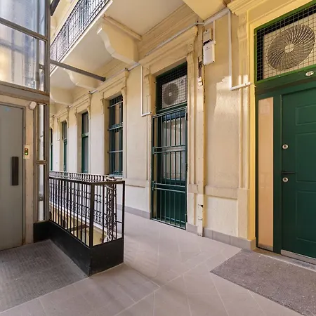 Art-filled Designer Flat Near Opera & Andrassy Ave * Budapešť