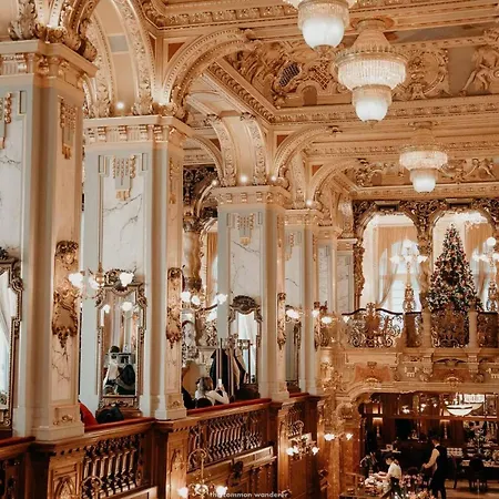 Art-filled Designer Flat Near Opera & Andrassy Ave Apartmán