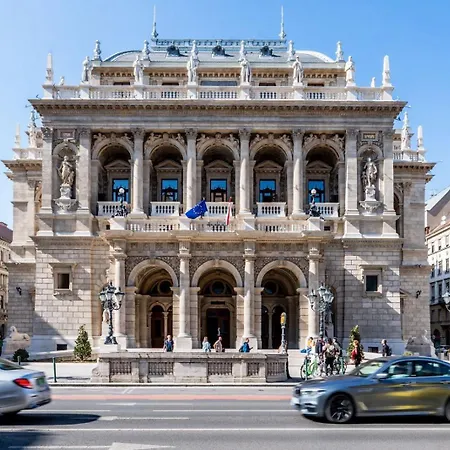Art-filled Designer Flat Near Opera & Andrassy Ave *