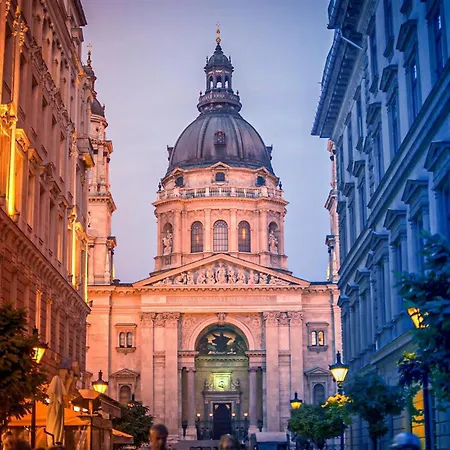 Art-filled Designer Flat Near Opera & Andrassy Ave * Budapešť