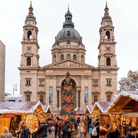 Art-filled Designer Flat Near Opera & Andrassy Ave *