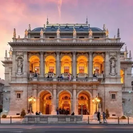 Art-filled Designer Flat Near Opera & Andrassy Ave Budapešť